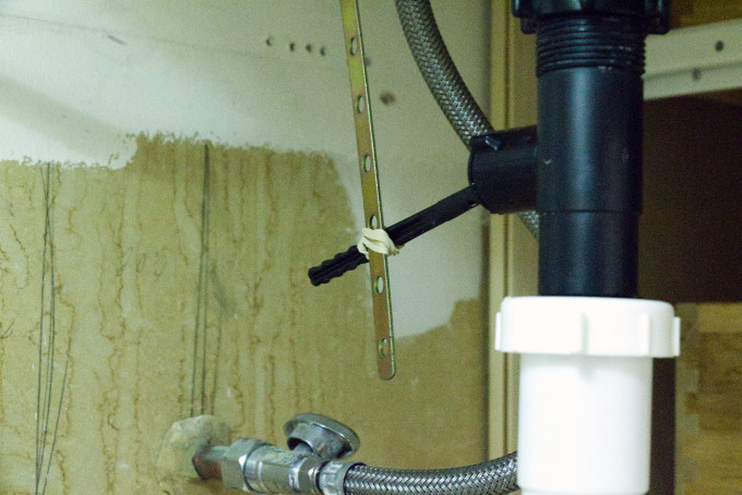 Rigged bathroom sink mechanical drain plug